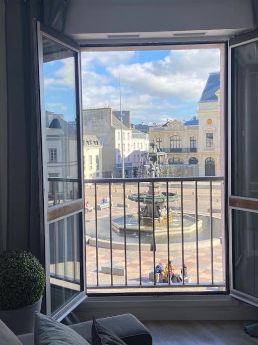 - une vue sur la ville depuis sa grande fenêtre dans l'établissement Appart Cosy emplacement N1 Théâtre, à Cherbourg en Cotentin