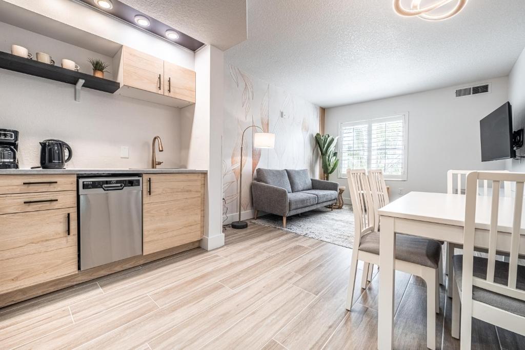 a kitchen and dining room with a table and chairs at Apartment - near Epic Universe and Universal, free parking in Orlando