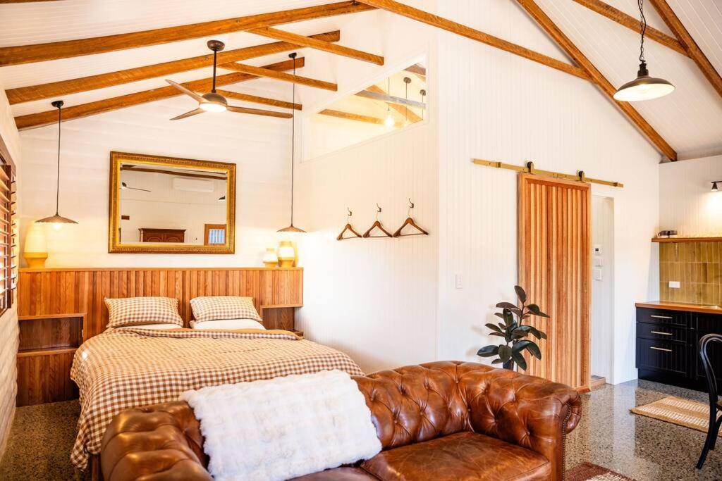 En eller flere senge i et værelse på Three Gums Mudbrick