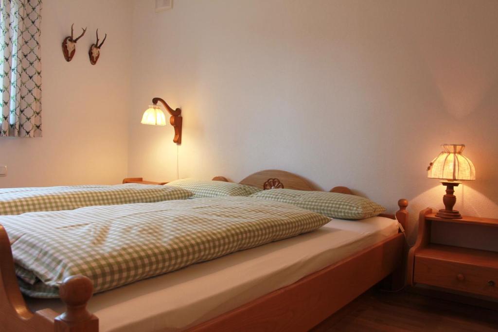 Postel nebo postele na pokoji v ubytování Zum Hirsch