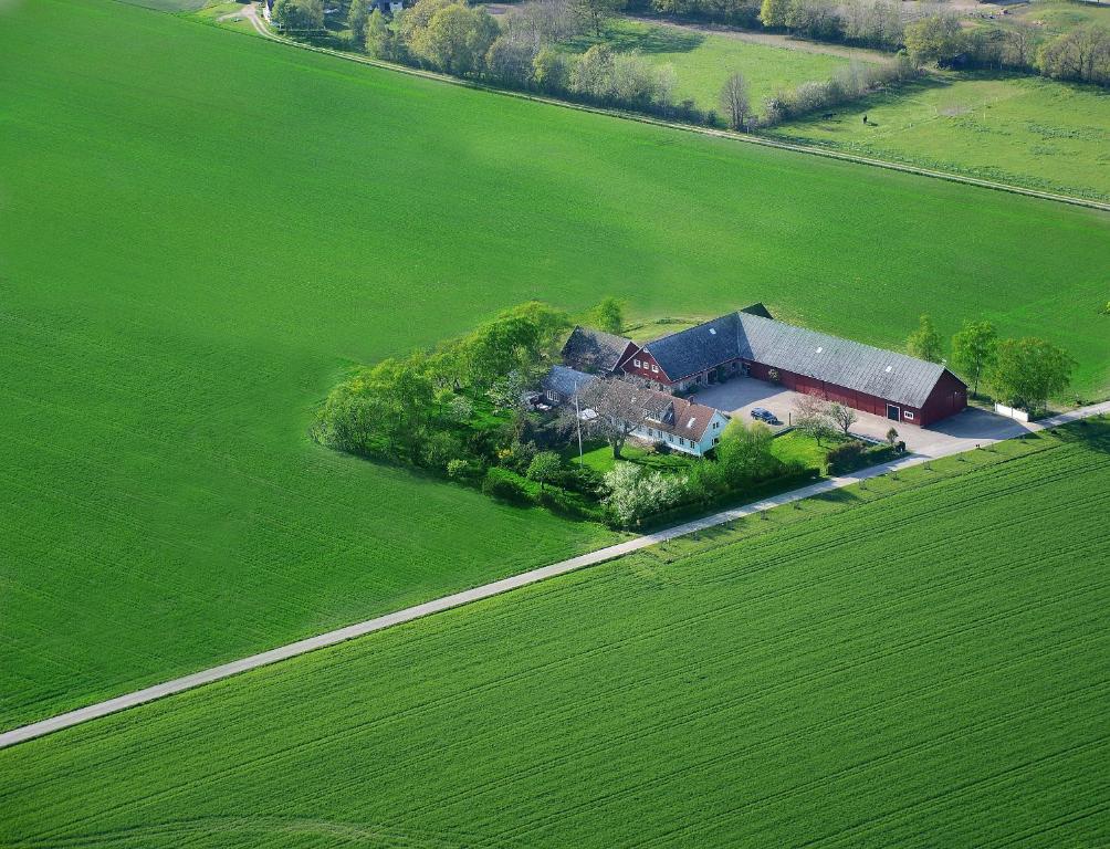 una vista aérea de una granja en un campo verde en Lyckås Gårds Gästboende, en Höganäs