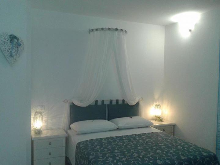 タルクイーニアにあるBed and Breakfast Loggettaのベッドルーム1室(ベッド1台付)、2泊分の照明スタンド