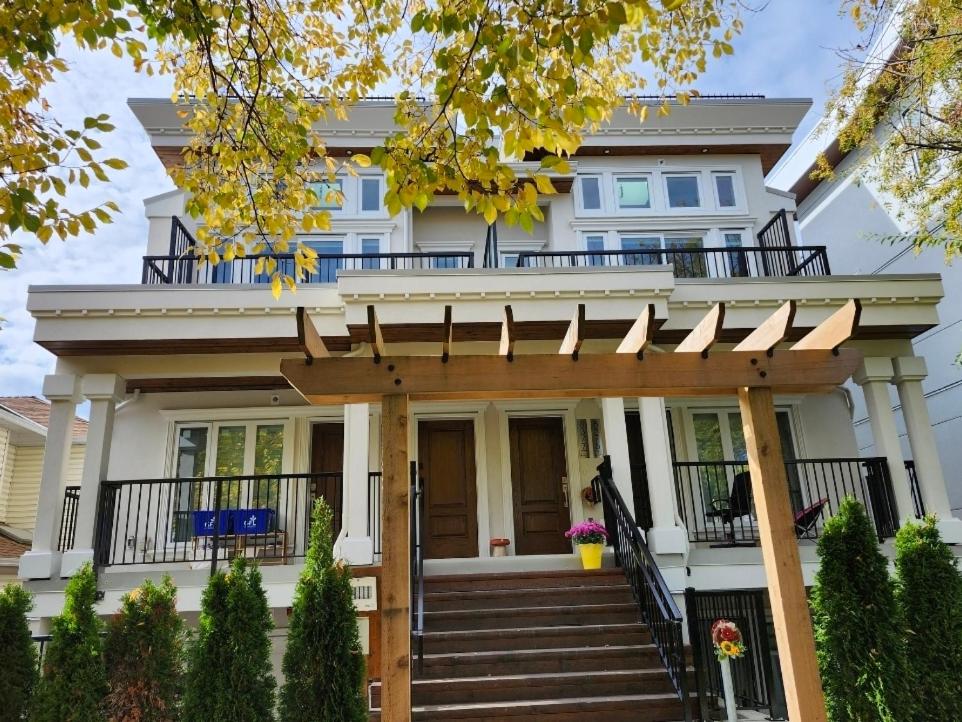 バンクーバーにあるCozy Private Suite near YVR Airportの木製の柿の白い家