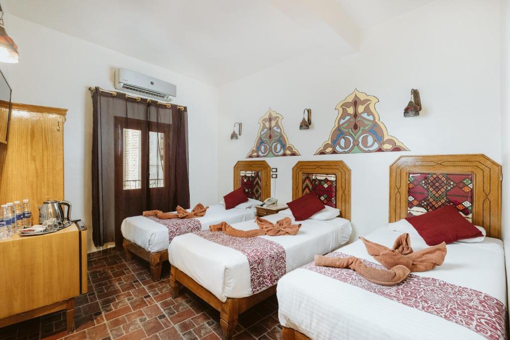 Postel nebo postele na pokoji v ubytování Nefertiti Hotel Luxor