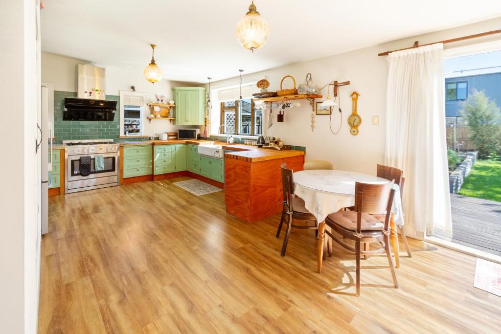 Charming 3-Bedroom Retreat - Resim 11