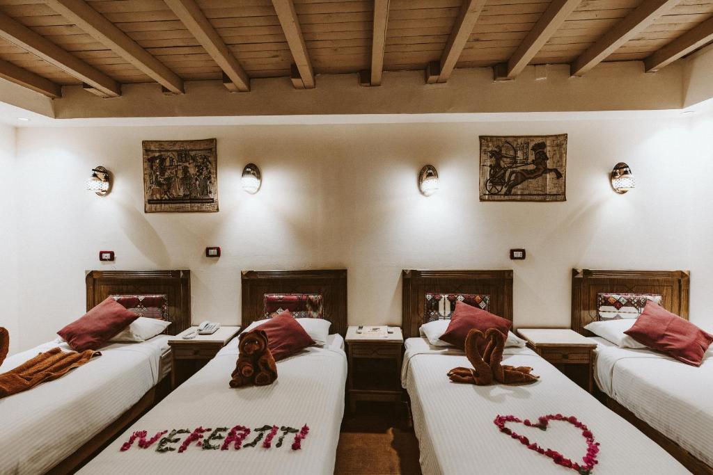 Postel nebo postele na pokoji v ubytování Nefertiti Hotel Luxor