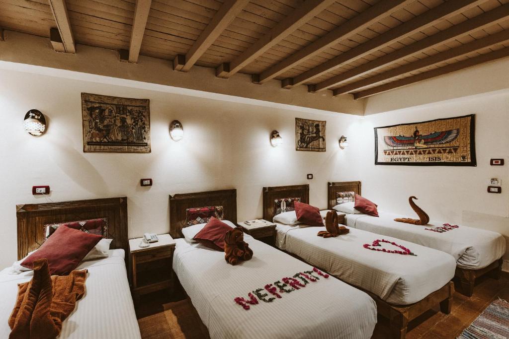 Postel nebo postele na pokoji v ubytování Nefertiti Hotel Luxor