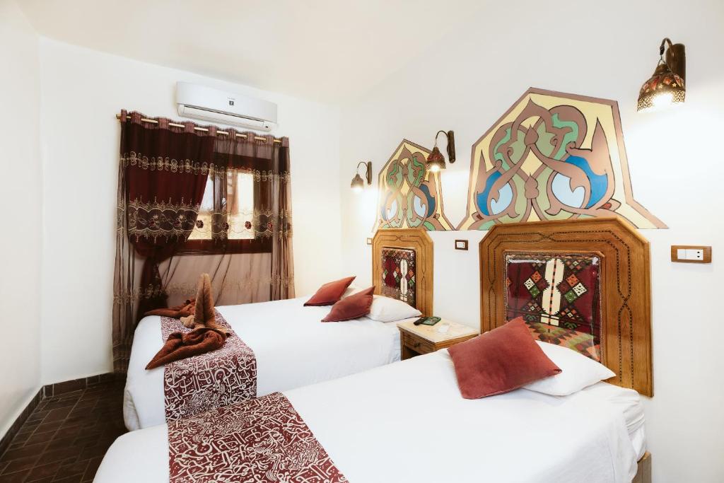 Postel nebo postele na pokoji v ubytování Nefertiti Hotel Luxor