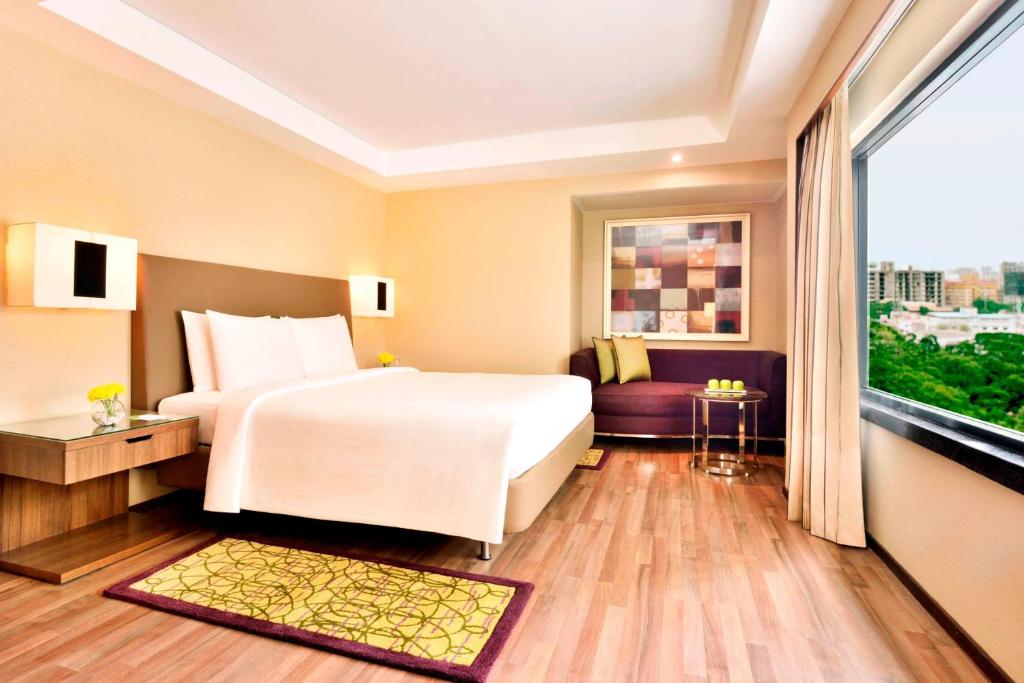 Postel nebo postele na pokoji v ubytování Courtyard by Marriott Chennai