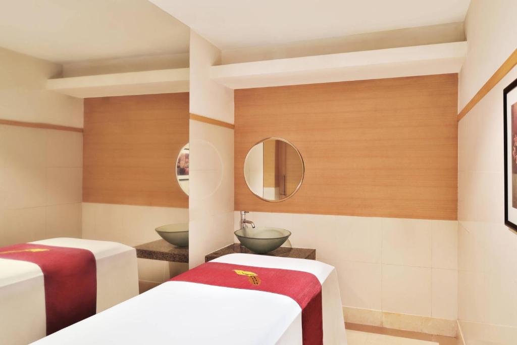 Postel nebo postele na pokoji v ubytování Courtyard by Marriott Chennai