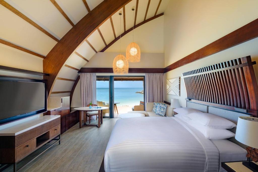 Postel nebo postele na pokoji v ubytování Fiji Marriott Resort Momi Bay
