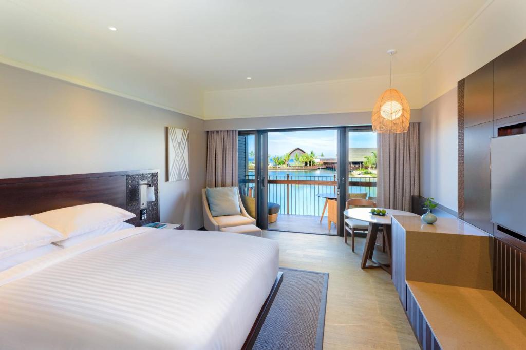 Postel nebo postele na pokoji v ubytování Fiji Marriott Resort Momi Bay
