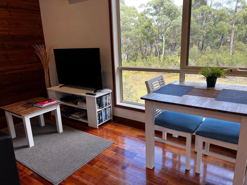 TV a/nebo společenská místnost v ubytování Loma Cottages