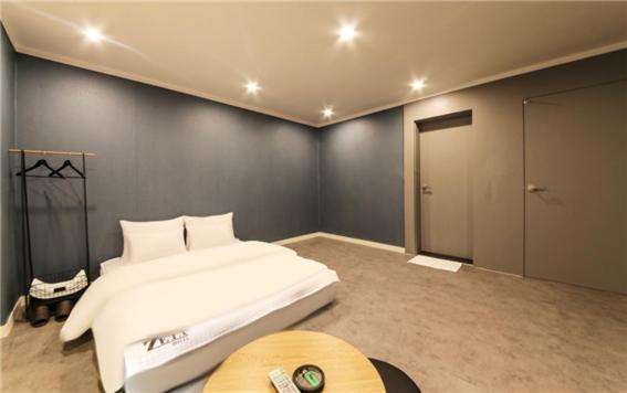 Postel nebo postele na pokoji v ubytování Gamdong Hotel