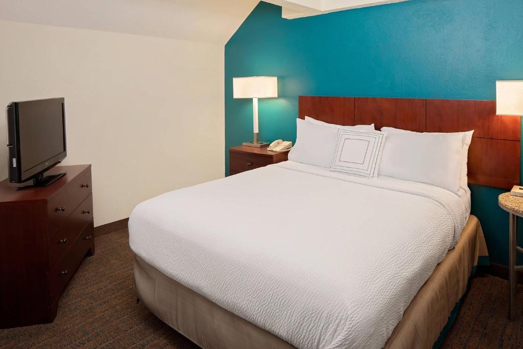 ルイスビルにあるResidence Inn Louisville Eastの大型ベッド1台、テレビが備わる客室です。