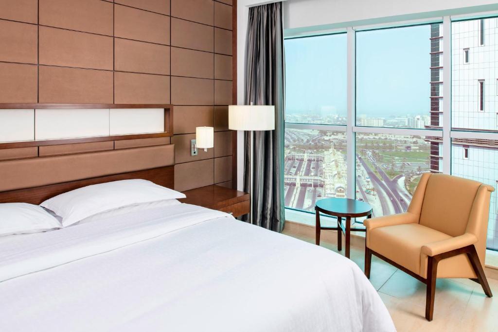 Ein Bett oder Betten in einem Zimmer der Unterkunft Four Points by Sheraton Sharjah