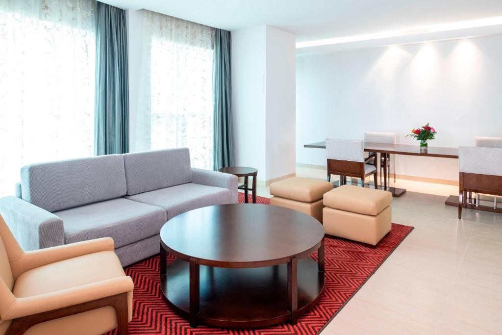Ein Sitzbereich in der Unterkunft Four Points by Sheraton Sharjah