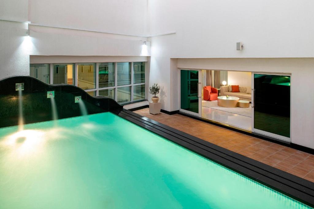 Der Swimmingpool an oder in der Nähe von Four Points by Sheraton Sharjah