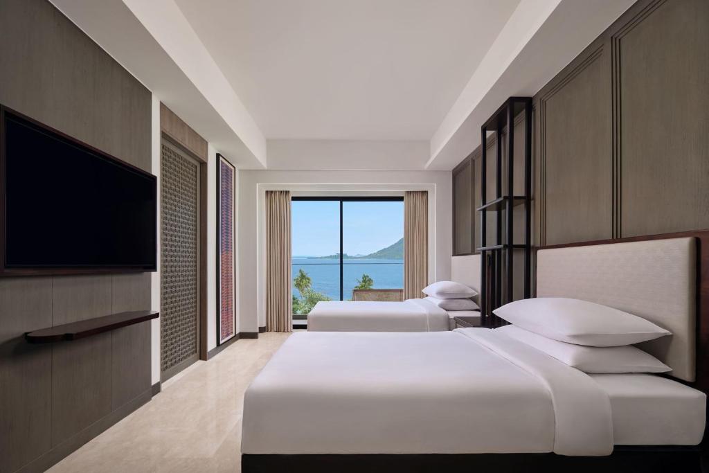 Postel nebo postele na pokoji v ubytování Lampung Marriott Resort & Spa