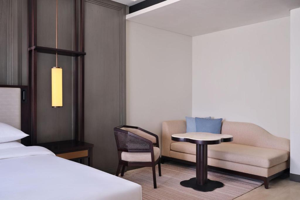 Postel nebo postele na pokoji v ubytování Lampung Marriott Resort & Spa