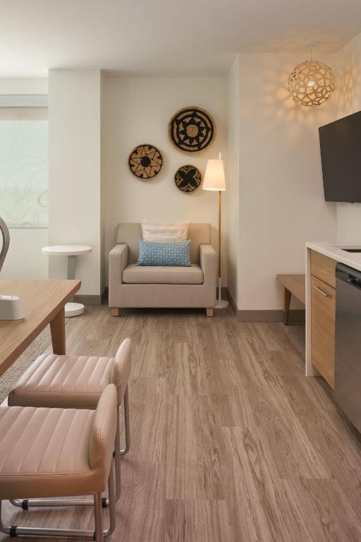 TV a/nebo společenská místnost v ubytování Element Melbourne Oceanfront