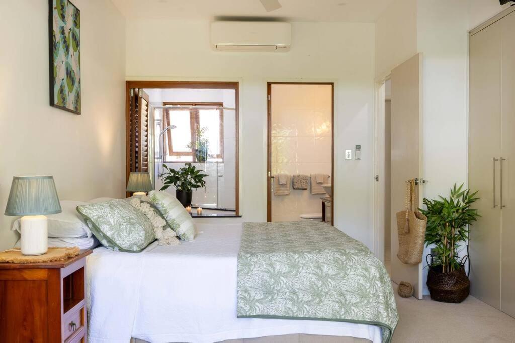 Postel nebo postele na pokoji v ubytování Savannah Villa Elua