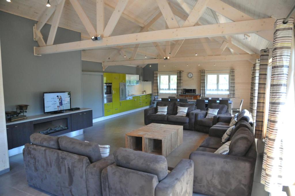 Mars في لا روش-أون-اردين: غرفة معيشة كبيرة بها أرائك وطاولة