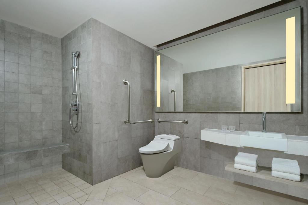 Koupelna v ubytování Four Points by Sheraton Surabaya, Pakuwon Indah