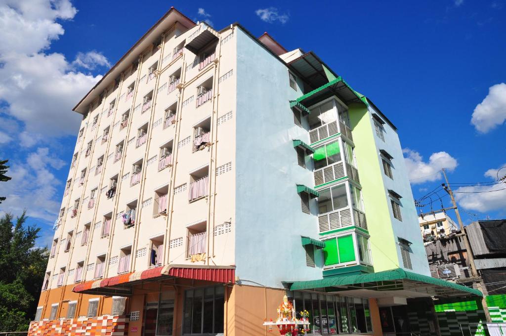 un edificio con finestre colorate sul lato di Choktawee Smile a Chiang Mai