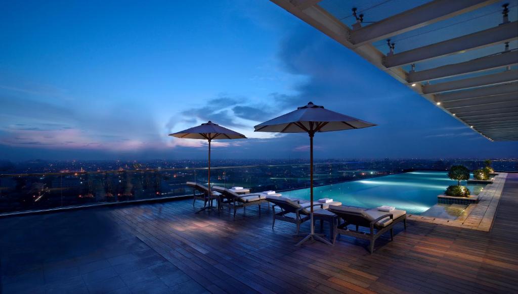 Bazén v ubytování JW Marriott Hotel Medan nebo v jeho okolí