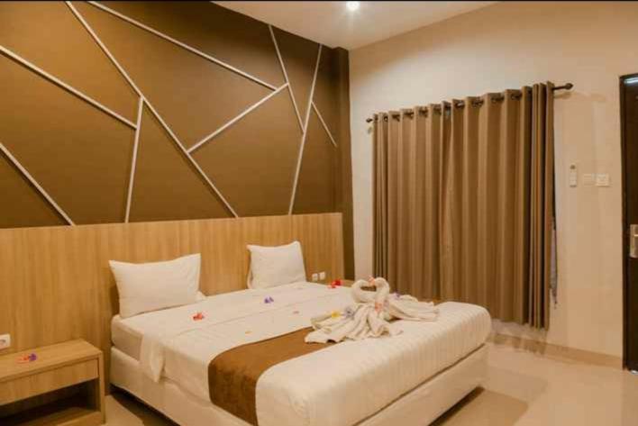 Postel nebo postele na pokoji v ubytování Puri Senggigi Hotel