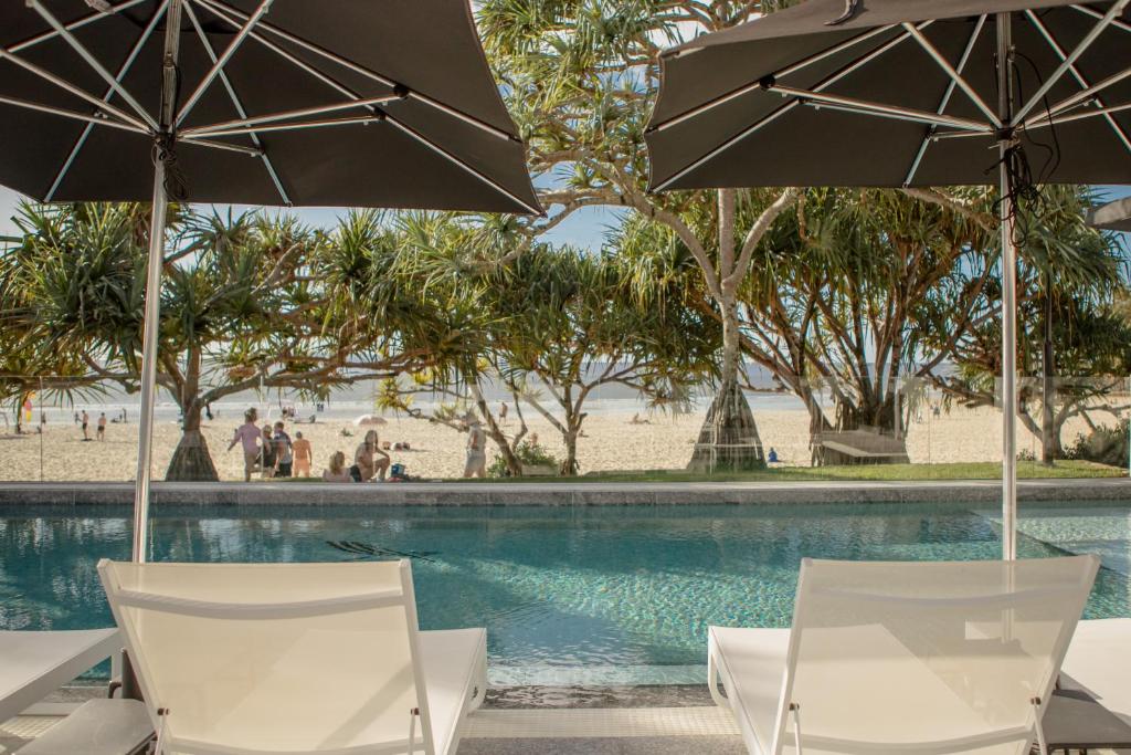 Bazén v ubytování Netanya Noosa Beachfront Resort nebo v jeho okolí