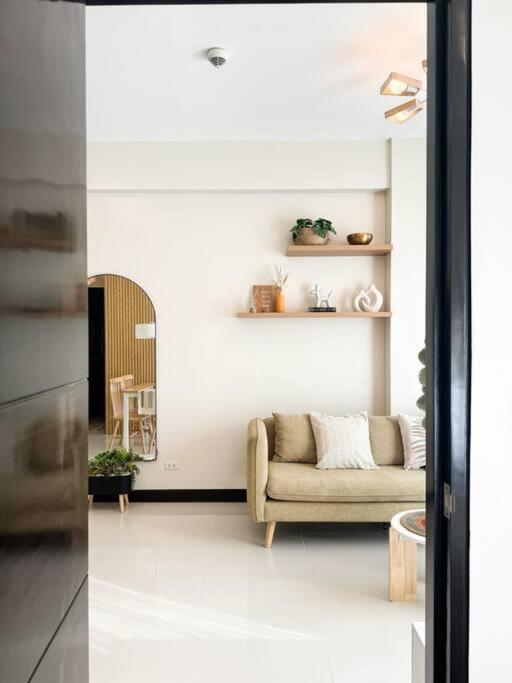 Posezení v ubytování Home & Away - Luxury Condo in Mactan Newtown, Lapu-Lapu