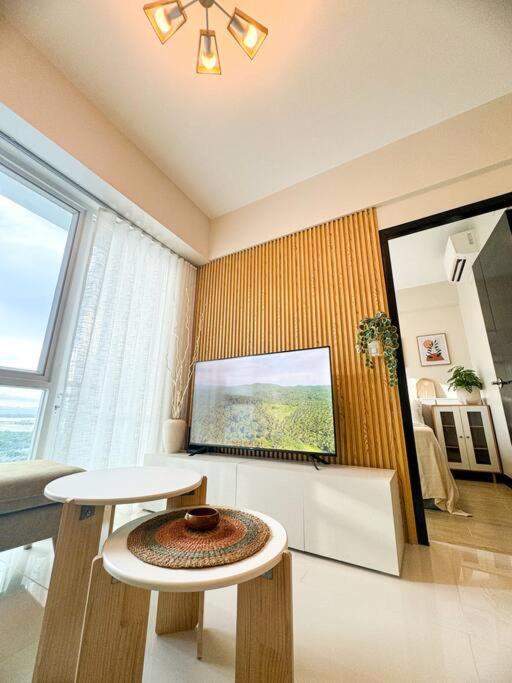 TV a/nebo společenská místnost v ubytování Home & Away - Luxury Condo in Mactan Newtown, Lapu-Lapu