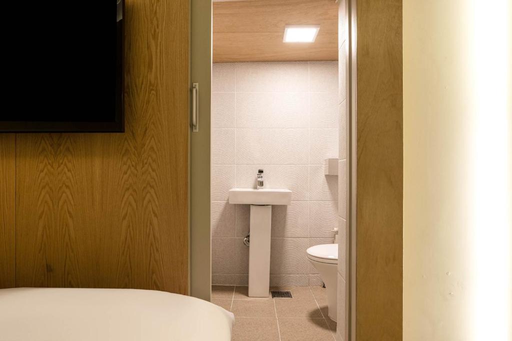 Koupelna v ubytování ADO hotel