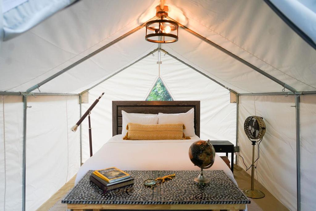 Postel nebo postele na pokoji v ubytování El Yunque Glamping Experience