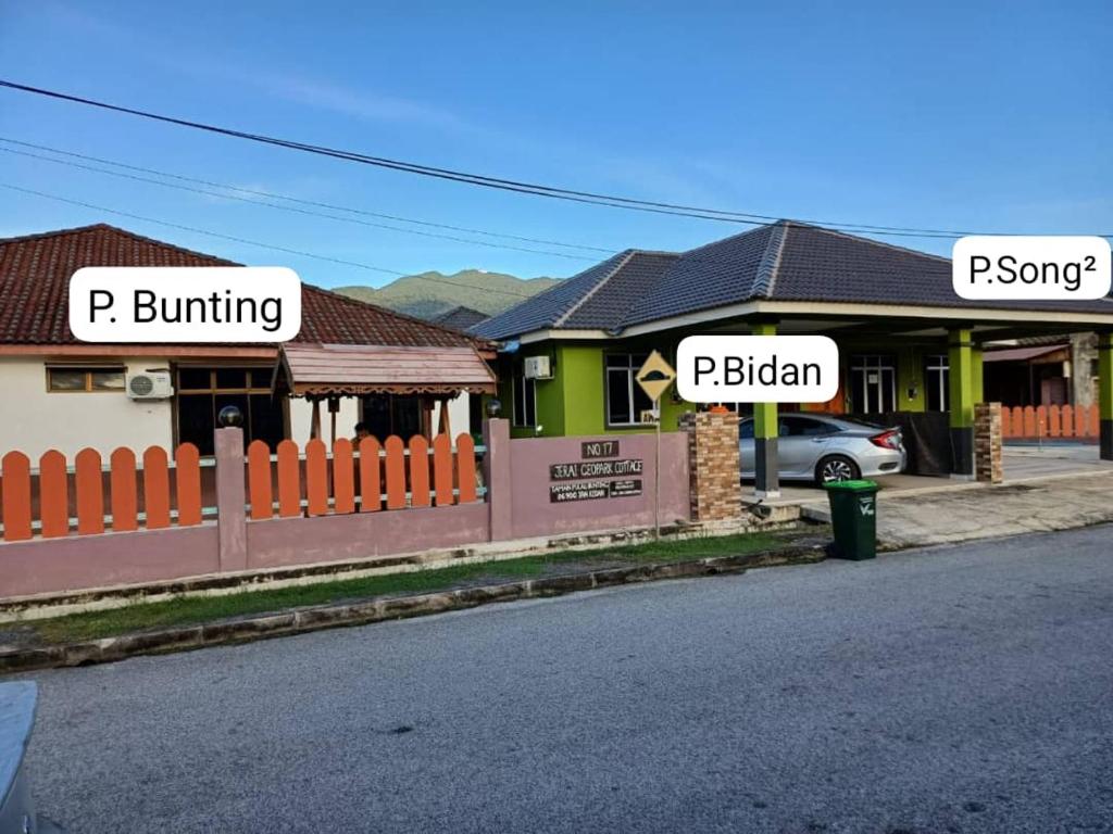 une rangée de maisons au bord d'une rue dans l'établissement Jerai Geopark Cottage Song Song, à Kampong Permatang Serentang