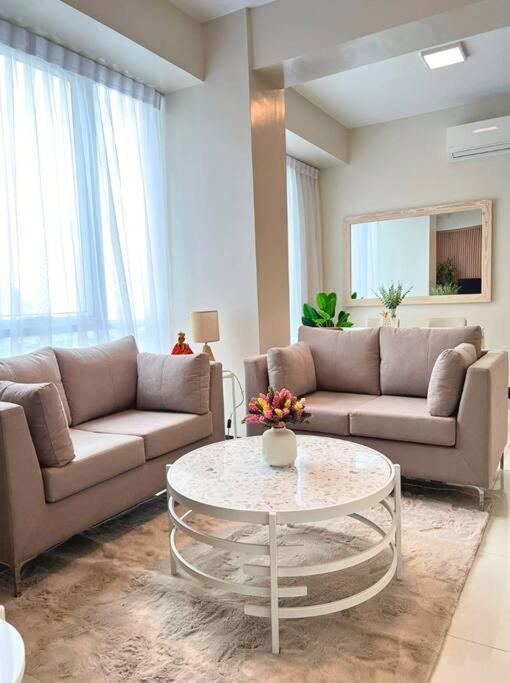 Posezení v ubytování Home & Away - Luxury Condo in Mactan Newtown, Lapu-Lapu