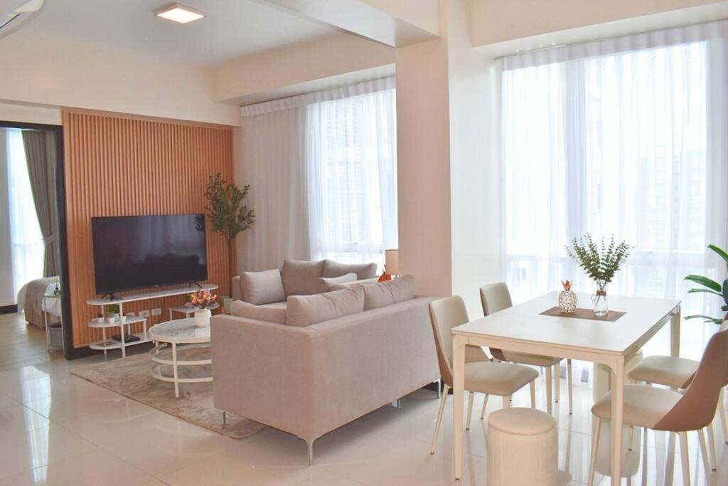 TV a/nebo společenská místnost v ubytování Home & Away - Luxury Condo in Mactan Newtown, Lapu-Lapu