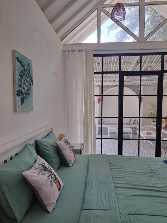 Una cama o camas en una habitación de Coco Colada Bungalows