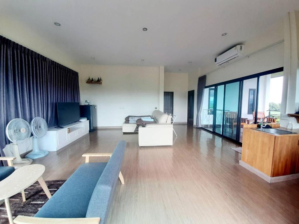 Posezení v ubytování Niramitsook Farm Stay Khao Yai บ้านไร่นิรามิสสุข ฟาร์มสเตย์ ปากช่อง เขาใหญ่