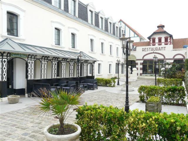 une rue avec des bâtiments et des plantes et un éclairage de rue dans l'établissement Les Mini-lofts de Paul et Virginie, à Wimereux