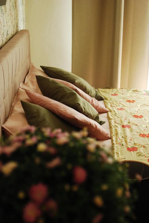 a row of pillows sitting on a bed at Appartamento Fanciullacci in Montelupo Fiorentino