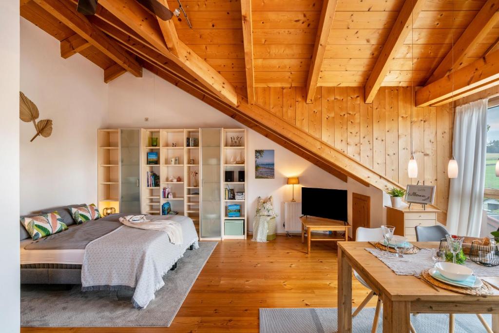 Un dormitorio con una cama y un techo de madera. en Ferienwohnung Breitenberger, en Herrsching am Ammersee