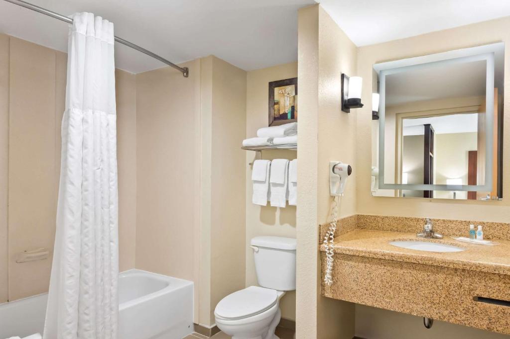 Comfort Suites - Une Salle De Chambre Avec Whirlpool - Non Fumeurs