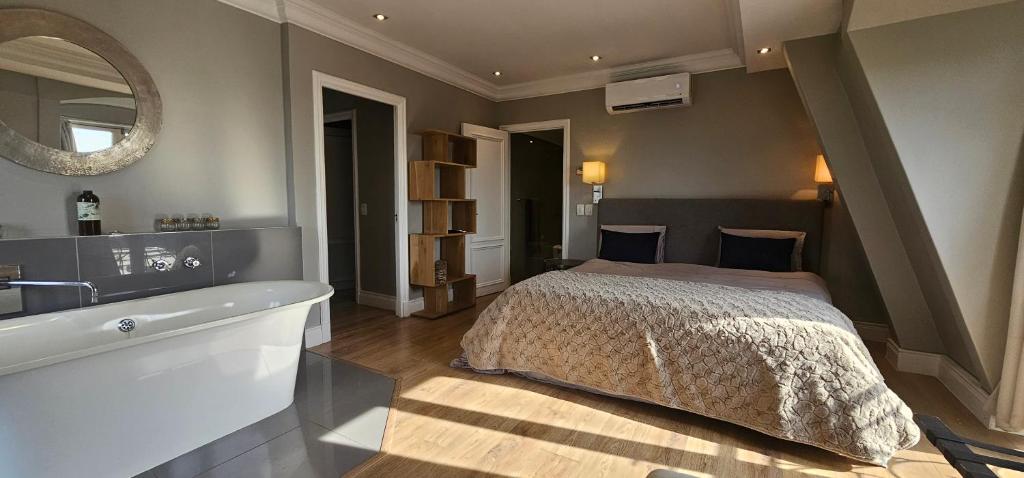 En eller flere senge i et værelse på Cape Royale 4BED Suite