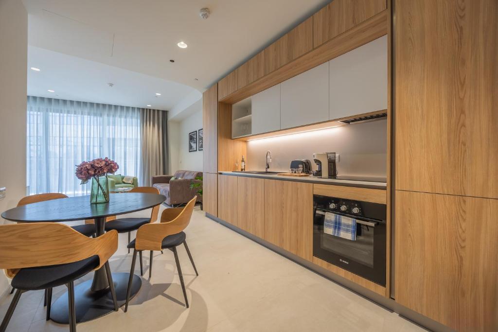 a kitchen and dining room with a table and chairs at The Signature Suite in Mercury Tower in St. Julianʼs