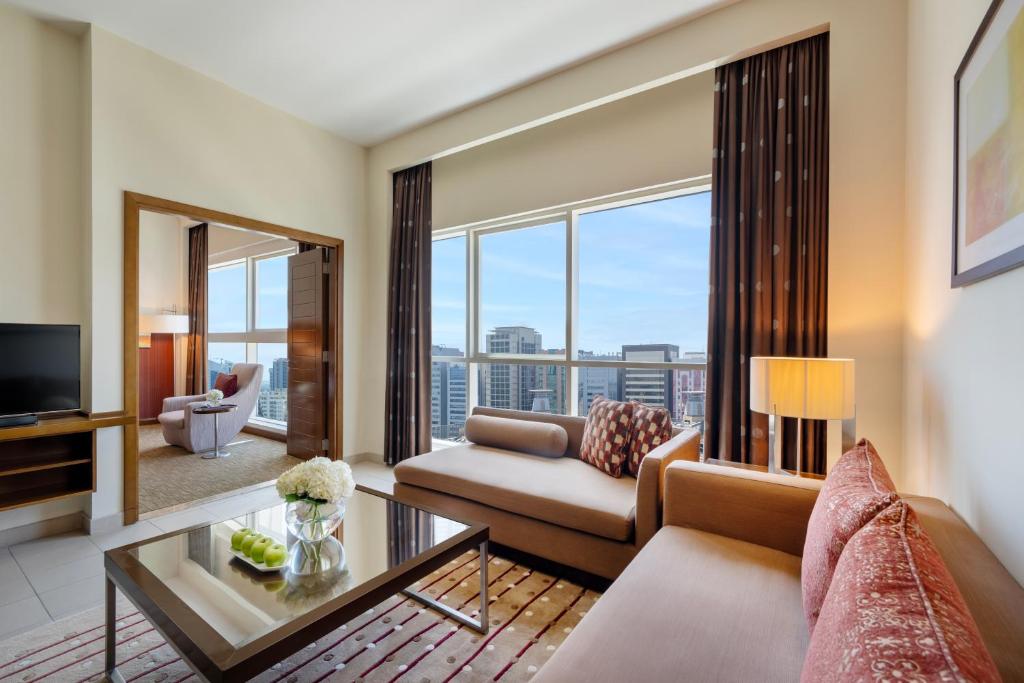 Posezení v ubytování Grand Millennium Al Wahda Executive Apartments