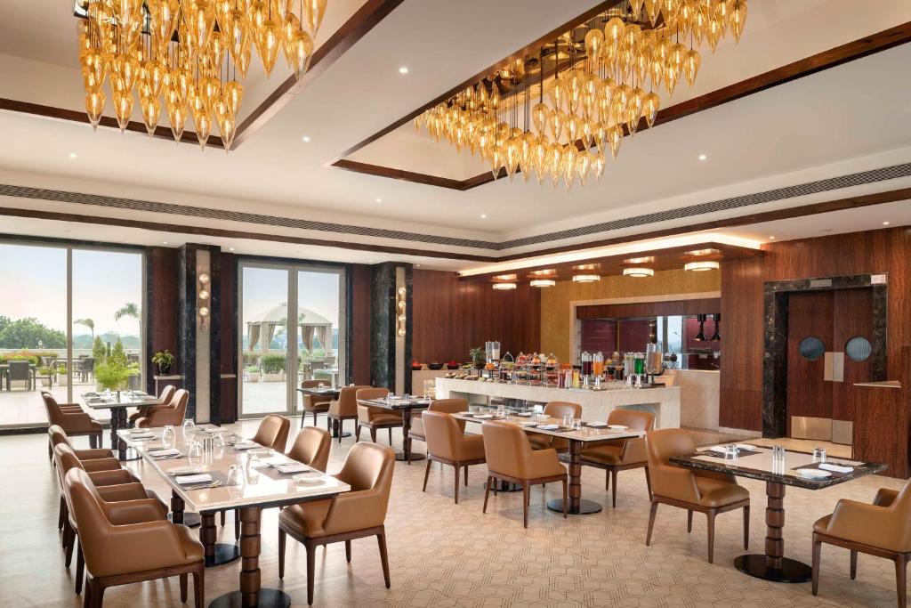 Restaurace v ubytování Jasraj Palace Yavatmal Hotel, a member of Radisson Individuals