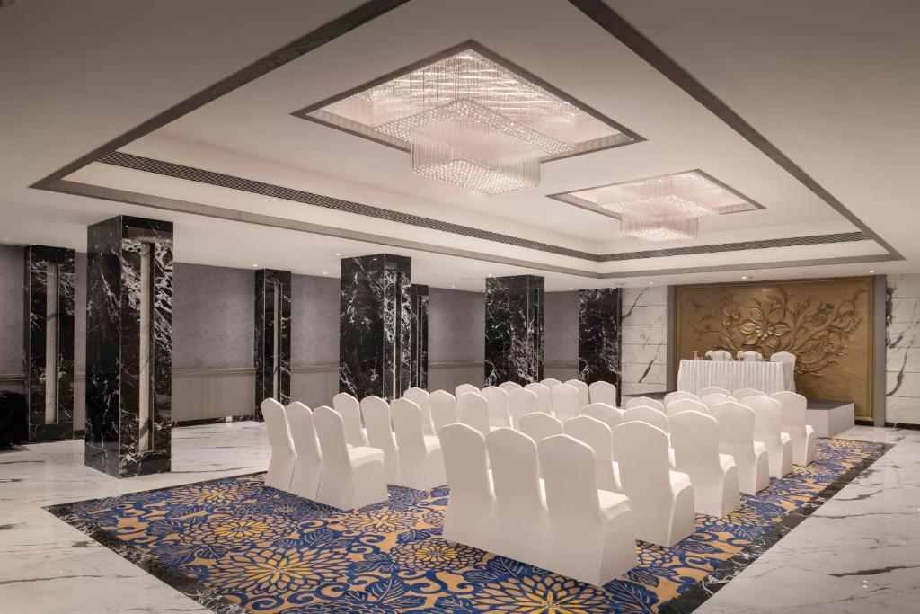 Posezení v ubytování Jasraj Palace Yavatmal Hotel, a member of Radisson Individuals